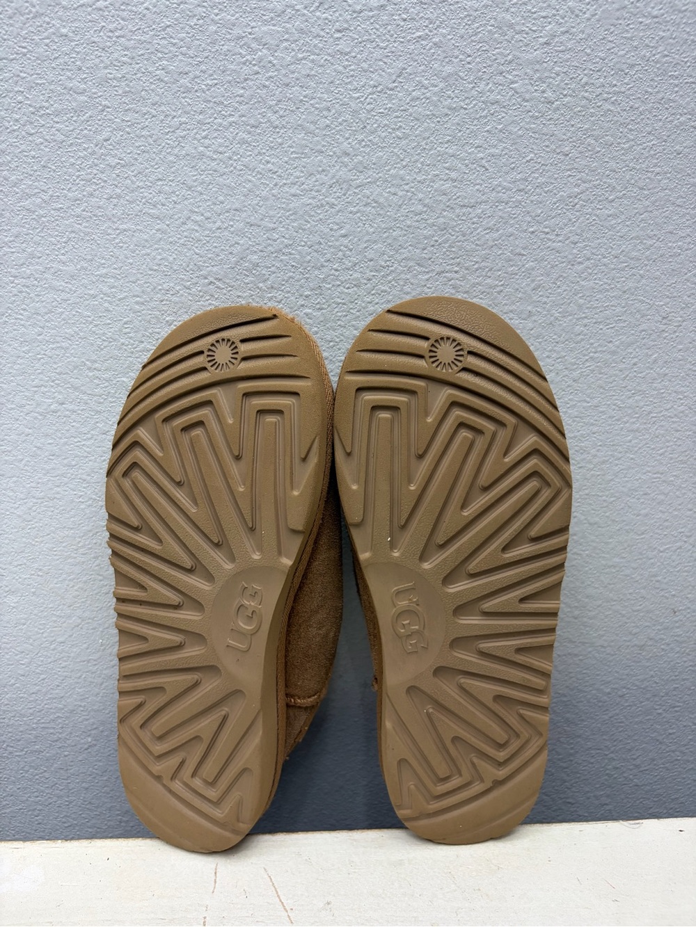Ugg Brown Suede Classic Slippers Size 7 - Picture 7 of 7